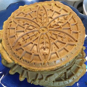 Pumpkin Pizzelle Recipe, Italian Holiday Cookies, Pizzelle Cookies, Pizzelle Recipe, Italian Cookies, Apple Crumble, Pumpkin Pie Spice, Easy Food, Holiday Food