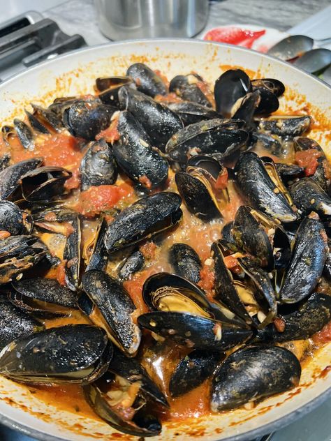 Mussels Marinara in Red Sauce (Zuppa di Mussels) - Italian Seafood Mussels In Tomato Wine Sauce, Mussels Marinara Recipe, Muscles Seafood, Mussels In Red Sauce, Italian Mussels, Seafood Marinara, Mussels Marinara, Garlic White Wine Sauce, Italian Seafood