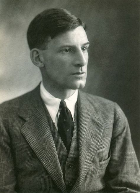 Siegfried Sassoon, 1920 Fascinating Quotes, Wilfred Owen, Victorian London, Writers And Poets, Mens Fashion Inspiration, Photo Postcards, Hiroshima, Inspirational People, Real Photos