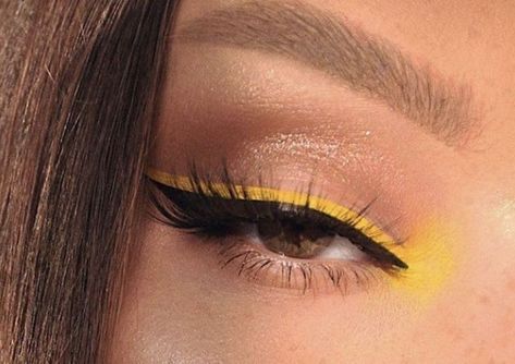 Makeup Looks Colored Eyeliner, Coloured Eyeliner Looks Aesthetic, Colour Inner Corner Makeup, Different Color Eyeliner Ideas, Coloured Inner Corner Makeup, Different Color Eyeliner, Makeup Looks Colorful Eyeliner, Coloured Eyeliner Ideas, Coloured Liner Looks