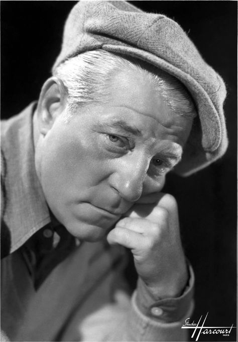 Jean Gabin, la légende en marche : Les portraits mythiques du Studio Harcourt - Linternaute.com Photo numérique Jean Gabin, Actor Studio, French Cinema, Famous Photographers, Steve Mcqueen, Black And White Portraits, White Photo, Black And White Photographs, Studio Portraits