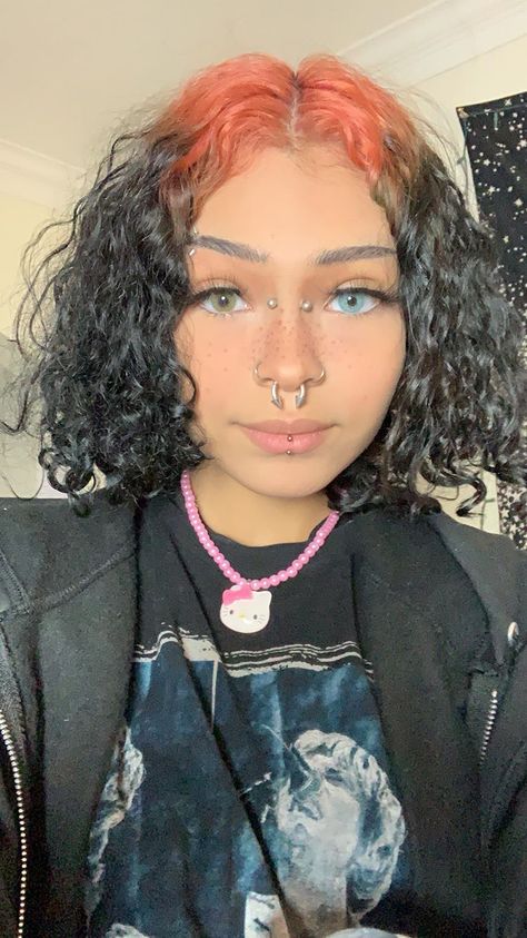 Roots Dyed Hair, Bleached Roots, Blake Homie, Dyed Roots, Colored Hair Roots, High Nostril Piercing, Punk Fashion Diy, Bridge Piercing, Piercing Inspo