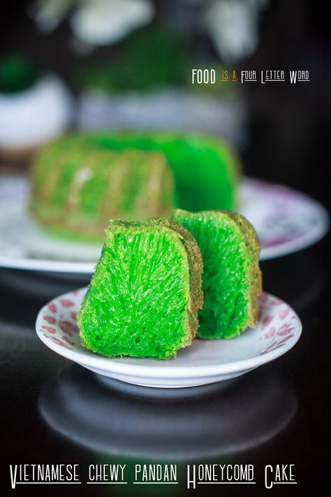 Pandan Butter Mochi, Banh Bo Nuong Recipe, Pandan Honeycomb Cake, Honeycomb Cake Recipe, Mochi Food, Asian Deserts, Mochi Recipes, Banh Bo, Vietnamese Salad