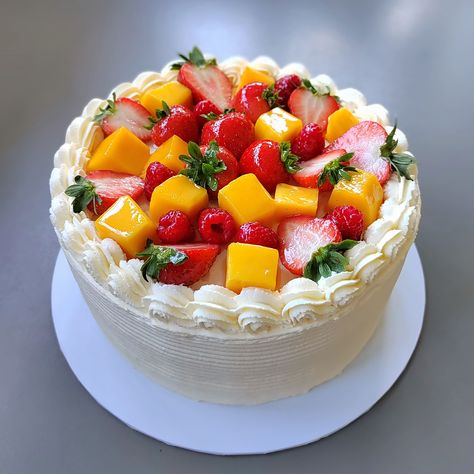 Vanilla sponge layered with whipped cream and fruits. Fruit Sponge Cake, Fruit Cupcakes, Whipped Cream Cakes, Holiday Desserts Christmas, Fresh Fruit Cake, Fruit Cream, Custom Birthday Cakes, Vanilla Sponge, Homemade Seasonings