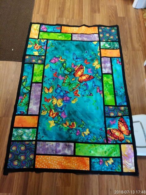 Quilt using a panel Panel Wall Hanging Quilt Patterns, Panel Quilt Patterns Layout Design, Quilt Panel Border Ideas, Panel Quilts Ideas Layout, Panel Quilting, Quilting Panels, Quilting Borders, Panel Ideas, Panel Quilt Patterns