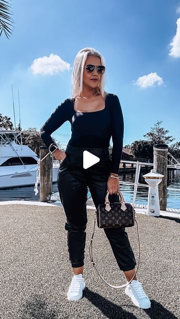 LENA | Milena | Fashionablylena on Instagram: "The SPEEDY B 20 is tiny but it packs a punch 😉
.
.
.
.
What fits in my bag, designer bag, luxury handbag, cosmetic bag, makeup bag, luxury lifestyle, small bags" Speedy 20 Louis Vuitton, Speedy 20 Outfit, Speedy 25, In My Bag, Bag Makeup, Bag Luxury, My Bag, Designer Bag, Designer Bags