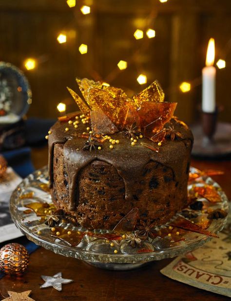 Caramel fudge Christmas cake decoration - SAINSBURY'S MAGAZINE Light Fruit Cake Recipe, Chocolate Christmas Pudding, Light Fruit Cake, Fudge Christmas, Cake Decorated With Fruit, Globe Cake, Caramel Fudge, Christmas Cake Decorations, Christmas Cake Recipes