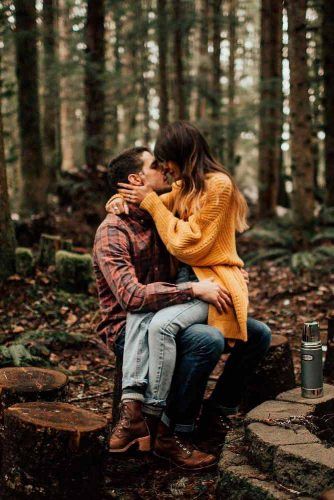 Fall Engagement Photos That Are Just The Cutest ★ See more: https://glaminati.com/fall-engagement-photos-cutes/ Fall Engagement Shoots, Fall Couple Photos, Shooting Couple, Fall Couple, Fall Engagement Pictures, Fall Photo Shoot, Forest Engagement, Fall Family Photo Outfits, Fall Engagement Photos