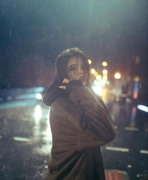 Rainy Photoshoot, Rain Street, Senior Photoshoot Poses, City Shoot, Rain Photo, Night Portrait, Photography Inspiration Portrait, Street Portrait, Outdoor Shoot