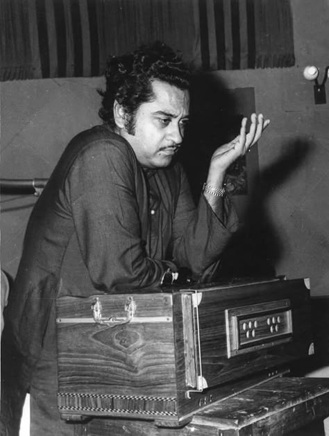 Kishor Kumar, Bollywood Singers, India Actor, Old Film Stars, Old Bollywood Songs, Kumar Sanu, Indian Classical Music, Bollywood Quotes, Ms Dhoni Photos