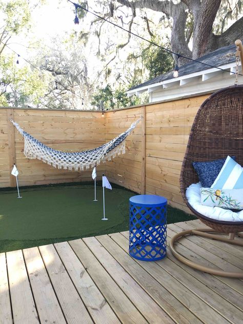 Hammock and putting green - How we planned our backyard space - That Homebird Life Blog #outdoorliving #hammock Hammock On Fence Corner, Corner Hammock Outdoor, Backyard Hammock Ideas, Hammock Backyard, Hammock Corner, City Backyard, Outdoor Hangout, Fence Backyard, Yard Oasis