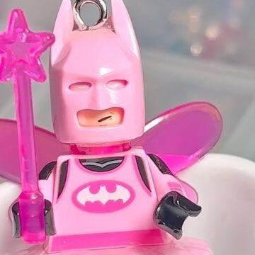 jewels by blanca ✧･ﾟ on Instagram: "a few fairy batman keychains dropping 1/6 @ 5 pm cst 🎀💕💗 #crystaljewelry #jewelry #beads #beadedjewelry #beadedbracelets #fairy #fairycore #fairycorenecklace #cottagecore #cottage #cottagecoreaesthetic #batman" Pink Fairy Batman, Gwenpool Aesthetic, Ballerina Batman, Batman Coquette, Pink Lego Batman, Princess Batman, Batman Girlfriend, Fairy Batman, First Spiderman