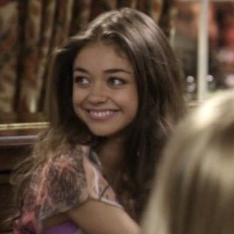 Hailey Modern Family, Hailey Dunphy, Sarah Hyland Hair, Haley Modern Family, Modern Family Haley, Round Face Celebrities, Haley Dunphy, Celebrity Skin, Tv Icon