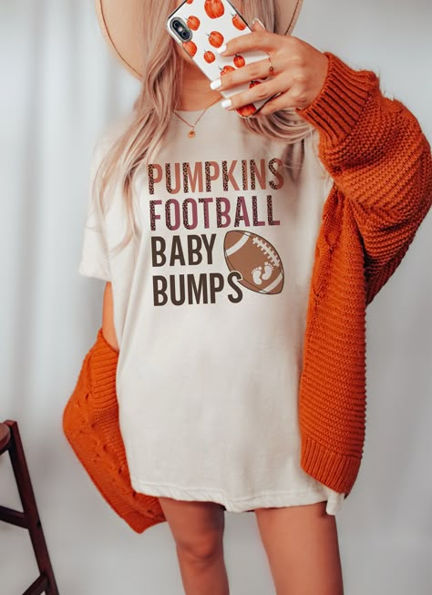 "Introducing our sensational Football Pregnancy Announcement Shirt, designed to bring joy and excitement to your pregnancy reveal. Embrace the autumn season and share the wonderful news with our Fall Baby Reveal T-Shirt, showcasing a charming and unique design. This thoughtfully crafted Thanksgiving Pregnancy Reveal Tee doubles as a stylish fall maternity t-shirt, making it an ideal gift for expecting parents who want to cherish this special time in their lives. Get ready to create lasting memories with this delightful and heartwarming apparel. So what are you waiting for? Click ADD TO CART now! 👕 PRODUCT INFO The Bella + Canvas shirts are super soft and comfy! These t-shirts are made of light fabric and have ribbed knit collars to bolster shaping. The solid colored shirts are made of 100 Fall Maternity Shirts, Cricut Maternity Shirt Ideas, Pregnant Football Game Outfit, Fall Pregnancy Shirts, Maternity Football Game Outfit, Thanksgiving Announcement Pregnancy, Fall Gender Reveal Outfit For Mom, Fall Announcement Pregnancy, Pregnancy Clothes Ideas