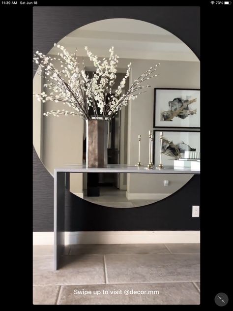 Mirror Console Table Entrance, Mirror Storage Ideas, Big Wall Design, Small Foyer Ideas Entryway Entrance, Foyer Table Ideas, Small Foyer Ideas Entryway, Small Foyer Ideas, Big Round Mirror, Hallway Styling