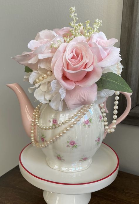 Tea Set Centerpiece, Teacup Floral Arrangements, Tea Cup Centerpieces Diy, Tea Cup Floral Arrangements, Bridgerton Tea Party Decor Ideas, Teapot Floral Arrangements, Tea Party Centerpieces Diy, Bridgerton Centerpiece, Christmas Tea Cup Crafts