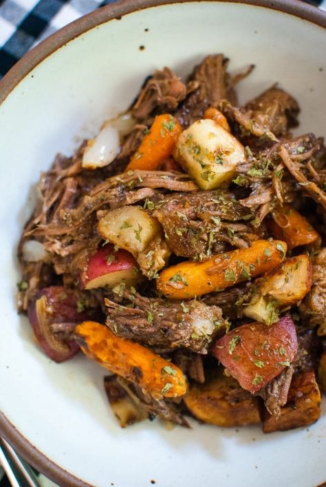 Pot Roast For Two, Mini Crockpot, Small Crockpot Recipes, Mini Crockpot Recipes, College Recipes, Crockpot Roast Recipes, Small Slow Cooker, Easy Roast, Easy Pot Roast