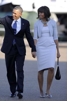 First Lady Michelle Obama boards Air Force One in Dallas, Texas looking ladylike and polished. - ELLE.com Happy Birthday Michelle, Summer Business Attire, Knee Length Floral Dress, Barack And Michelle Obama, Michelle Obama Fashion, Michelle And Barack Obama, High School Fashion, Couples Fashion, Barack And Michelle