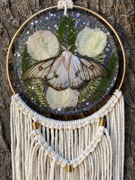 Dreamcatcher made of resin, dried flowers and paper butterfly .
IG @catchmebylucia Resin Dried Flowers, Stone Macrame, Insect Taxidermy, Craft Booth Displays, Macrame Wall Hanging Patterns, Resin Wall Art, Resin Jewelry Making, Resin Uses, Paper Butterfly