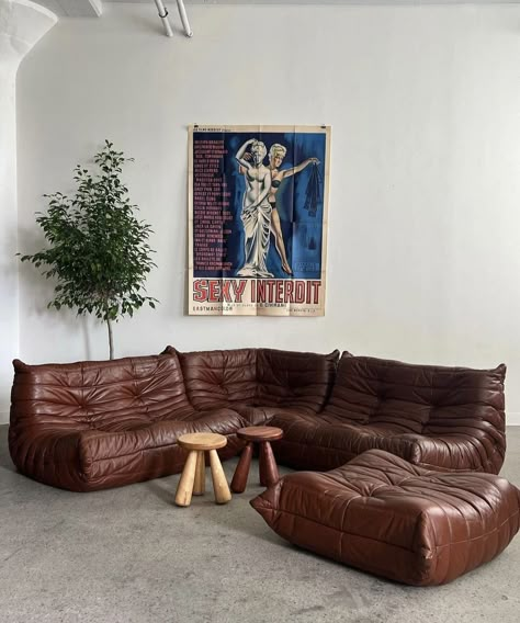 Funky Living Room Aesthetic, Leather Sofa Living Room Ideas, Sofa Living Room Ideas, Brown Leather Couch, Leather Sofa Living, Togo Sofa, Leather Sofa Living Room, Living Room Styles, Casa Vintage