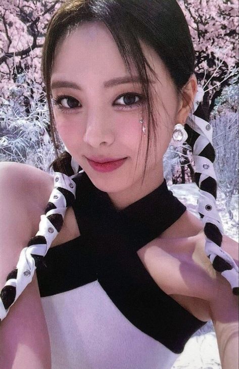 Yuna Cheshire, Itzy Cheshire, Pretty Pictures, Korean Singer, South Korean Girls, Photo Cards, Pretty People, Girl Group, The Incredibles