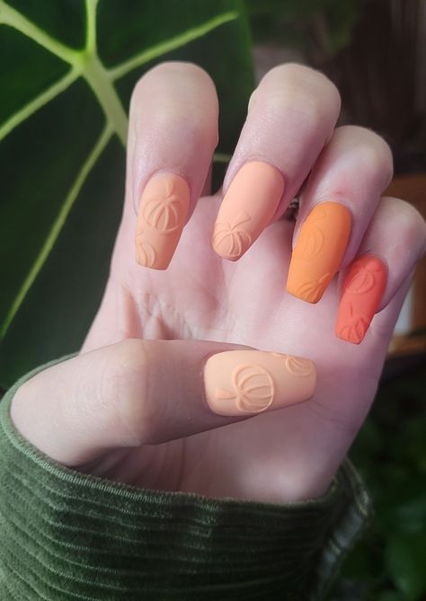 Orange Gradient Nails Fall, Fall Sweater Nails Short, Nails Inspiration Pumpkin, Matte Pumpkin Nails, Halloween Sweater Nails, Fall Nails Ideas Autumn Pumpkins, Pumpkin Stilleto Nails, Pumpkin Sunflower Nails, Pumpkin Sweater Nails