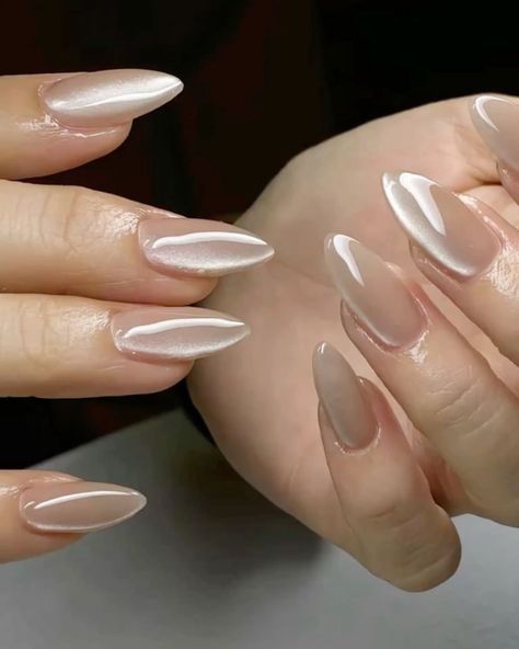 nails inspo cat eye Cat Eye Pearl Nail, Glass Nails Designs Clear, Aesthetic Chrome Nails, Pearl Glazed Nails, Glossy Donut Nails, Champagne Chrome Almond Nails, Neutral Glass Nails, Pearl Cateye Nails, Long Cateye Nails