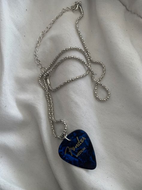 Pick For Guitar, Diy Guitar Accessories, Guitar Pick Necklace Diy, Guitar Pick Necklace Aesthetic, Pick Guitar, Pick Necklace, Guitar Pick Necklace, Electric Guitar Design, Guitar Obsession