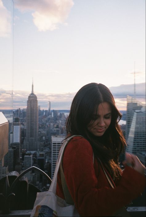 nyc, empire state building, film, 35 mm, film inspo Senior Pictures New York City, Empire State Building Instagram Pictures, Senior Picture Ideas City, New York City Model Aesthetic, New York Aesthetic Empire State, New York City Film Photography, New York Photoshoot, Nyc Girl, New York Pictures