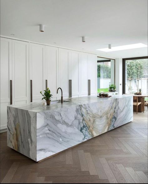 Patagonia Green Quartzite, Statement Island, Calacatta Marble Kitchen, Calacatta Borghini, Florida Kitchen, Armac Martin, Small Kitchens, Brass Cabinet, Apartment Style