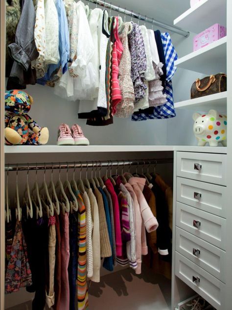 Kids DIY-custom made closet Corner Closet Organizer, Organiser Son Dressing, Corner Closet, Nursery Closet Organization, Closet Diy, Organized Closet, Walking Closet, White Closet, Walk In Closet Design