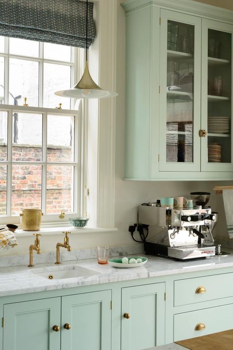 Kitchen Devol, Townhouse Kitchen, Classic English Kitchen, 1930s Kitchen, Old Fashioned Kitchen, Built In Pantry, Devol Kitchens, Kitchen Kit, English Kitchens