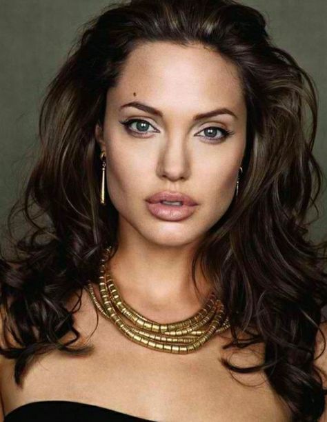 Angular face shape, usually having wide cheekbones, broad forehead and a deep jawline. Curly or wavy hairstyles are ideal. Facial Shapes, Strong Jawline, Angular Face, Face Structure, Angelina Jolie Photos, Face Profile, Face Shape Hairstyles, Square Face Shape, Wide Face