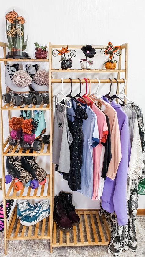 a storage rack for clothes, decor and roller skates. Roller Skate Storage, Roller Skates Fashion, Skater Room, Roller Skating Outfits, Storage Room Organization, Bedroom Layout, Life Update, Roller Girl, Little Life