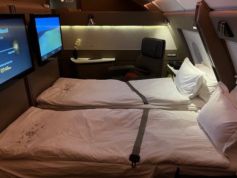 Best First Class Airline, First Class Airline, Business Class Lounge, Best Airplane, Business Class Seats, First Class Seats, First Class Flights, Most Comfortable Bed, Airbus A380