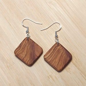 Small Wooden Earrings, Wooden Earing Ideas, Wood Jewellery Handmade, Wood And Leather Earrings, Wooden Jewelry Handmade, Wooden Earrings Diy, Diy Wood Earrings, Wood Earrings Diy, Wooden Earrings Handmade