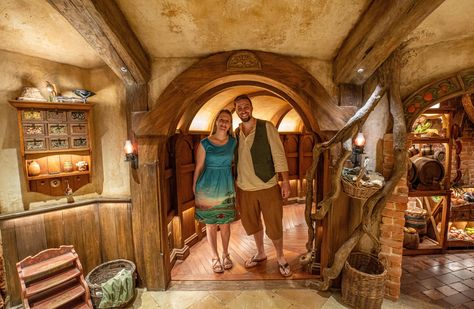 Hobbit Hole Home Decor, Snow White Kitchen, Hobbit House Interior, Earthen House, Hobbit Hole Decor, Hobbit Homes, Hobbit Holes, Cool Homes, Hobbit Hole