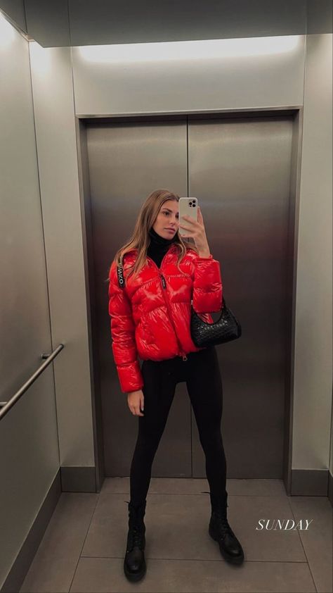 Red Puffer Outfit Winter, Red Puffer Outfit, Red Puffer Jacket Outfit, Sara Pagliaroli, Red Jacket Outfit, Puffer Outfit, Winter Jacket Outfits, Puffer Jacket Outfit, Red Puffer Jacket