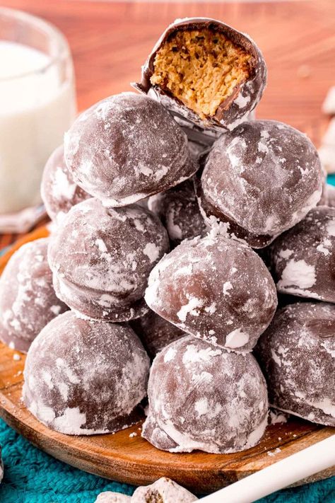 These Muddy Buddy Balls are everything you love about classic Puppy Chow except the ingredients are rolled up and dipped in melted chocolate! This Tiktok inspired recipe is made with just 4 ingredients and only 30 minutes of hands-on time! Muddy Buddy Desserts, Puppy Chow Balls, Muddy Buddy Truffles, Puppy Chow Truffles, Muddy Buddy Cookies, Muddy Buddy Recipe, Chocolate Muddy Buddies, Xmas Goodies, Truffle Recipes