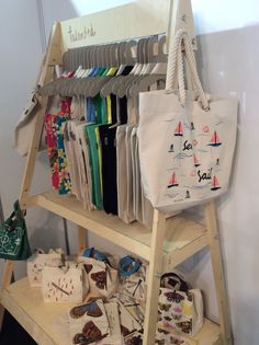 Canvas Bag Display Ideas, Tote Bag Display Craft Fair, Display Tote Bags, Canvas Bags Ideas, Bag Display Ideas, Tote Bag Display, Craft Stall Display, Tote Bag Business, Pochette Portable