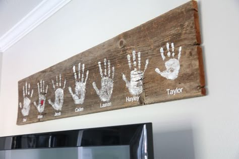 Handprint Wall, Diy Wand, Family Wall Decor, Diy Holz, Pallet Signs, Family Crafts, Family Wall, Décor Diy, Diy Signs