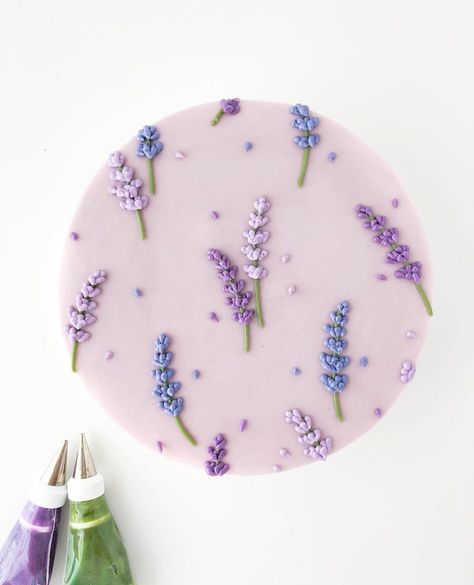 Cake Lavender Decoration, Lavender Flower Cake Design, Lavender Buttercream Cake, Mini Cakes Decorating, Lavender Cake Decoration, Lavender Cake Design, Lavender Birthday Cake, Lavender Cake, Mini Torte