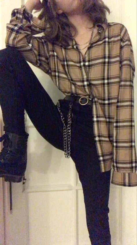 Women’s Clothing Aesthetic, Flannel Punk Outfits, Flannel Lesbian Style, Flannel Alt Outfits, Grunge Womens Outfits, Egirl Outfits Pants, Tomboy Flannel Outfits, Grunge Outfits With Flannels, Grunge Outfit Ideas Winter