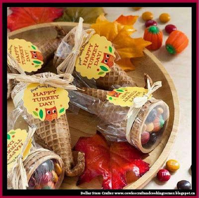 Dollar Store Crafter: These Thanksgiving Cornucopia Candy Favors Would B... Thanksgiving Candy, Thanksgiving Party Favors, Thanksgiving Mom, Thanksgiving Snacks, Thanksgiving School, Thanksgiving Favors, Thanksgiving Decorations Diy, Happy Turkey Day, Thanksgiving Treats