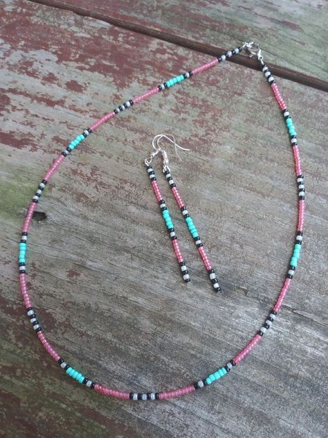 This beaded choker and earring combo features a western style beading color Seed Beads Necklace Ideas, Beaded Choker Necklace Diy, Western Chokers Beaded, Bead Color Patterns, Western Beaded Jewelry, Native American Beaded Bracelets, Western Beaded Necklace, Diy Western Jewelry, Grunge Diy