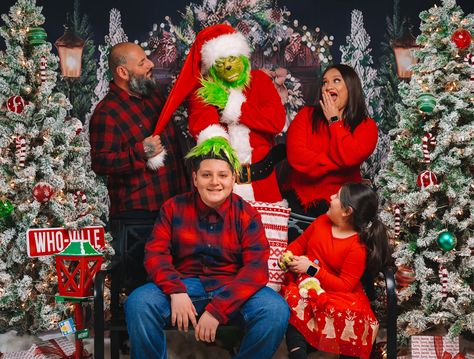 Grinch Photos, School Costume, Family Christmas Pictures, Christmas Grinch, Christmas Family Photos, Christmas Photoshoot, Christmas Photo, Christmas Family, Christmas Pictures