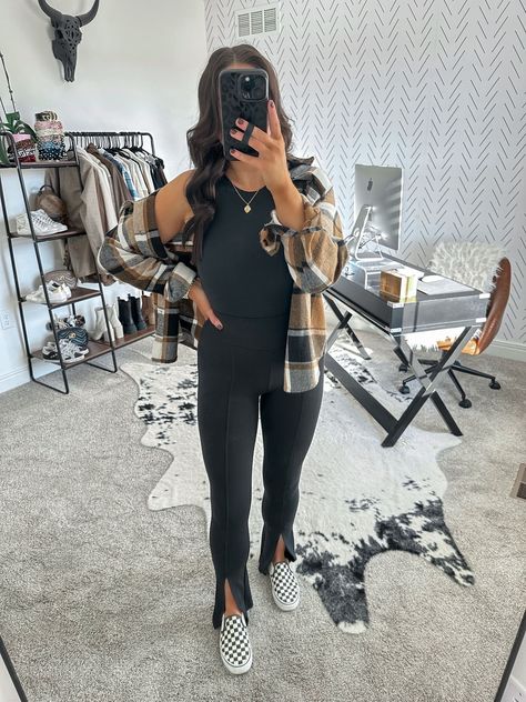 Black Bodysuit Outfit Casual, Split Hem Leggings Outfit, Black Bodysuit Outfit Winter, Flannel And Leggings Outfit, Split Hem Pants Outfit, Bodysuit Outfit Casual, Oversized Flannel Outfit, Sleeveless Bodysuit Outfit, Outfit For Errands