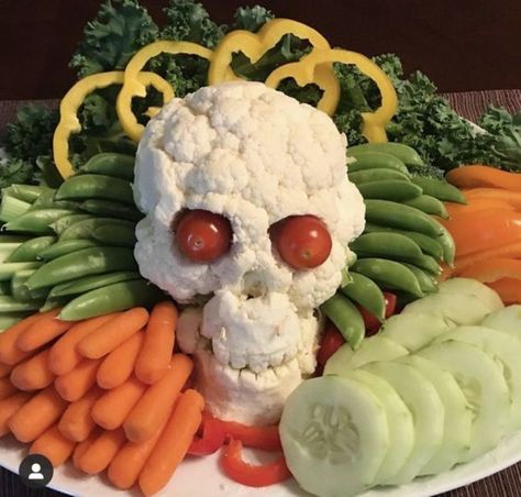 Veggie Tray Ideas, Halloween Veggie Tray, Halloween Meal, Puking Pumpkin, Buffet Halloween, Pumpkin Vegetable, Healthy Halloween Snacks, Halloween Baby Shower Theme, Vegetable Tray