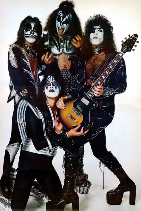 Peter Criss, Ace Frehley, Gene Simmons & Paul Stanley | Kiss… Rock N Roll Baby, Banda Kiss, Kiss Artwork, Vinnie Vincent, Peter Criss, Rock Band Posters, Kiss Army, Kiss Pictures, Vintage Kiss