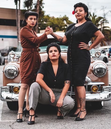 Originals Magazine on Instagram: “Keepin it old school! Flika by @twistedfatephotography #pachucas #chulas #chevybombs #vintagefashion #originalsmagazine” Mexican American Culture, Chola Style, Chicana Style, Latina Fashion, Sleeves Ideas, Rockabilly Fashion, Body Poses, 1940s Fashion, Disney Outfits